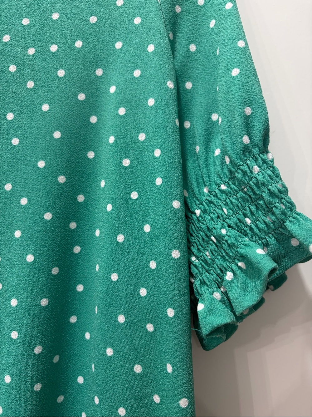 Adrianna Papell Preppy Retro Lightweight Green Polka Dot Short Sleeve Blouse - Picture 4 of 5